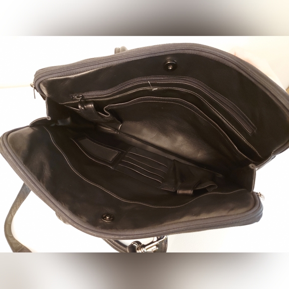 Danier Genuine Leather Messenger Bag - Black - Picture 3 of 10